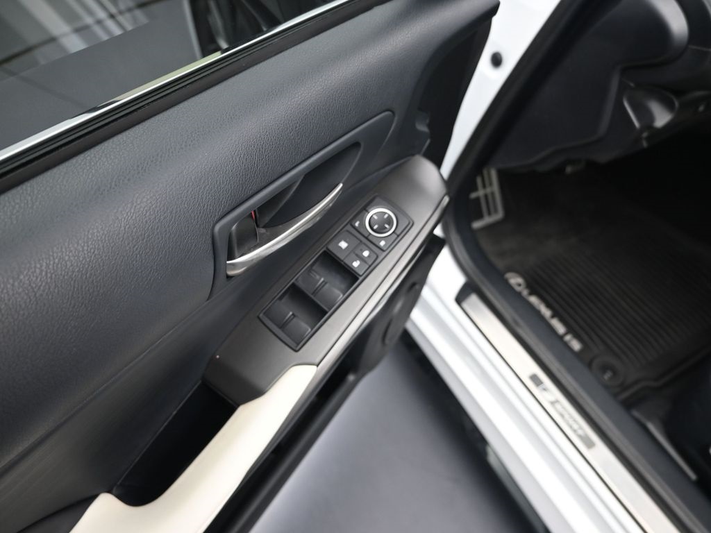 2021 Lexus IS 350 F SPORT photo 9