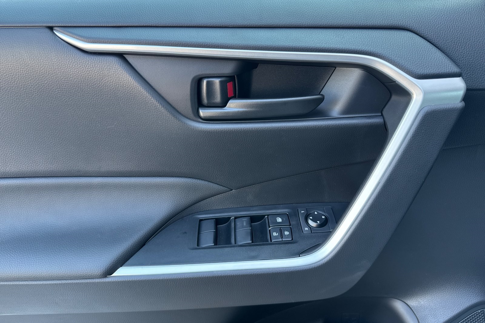 2025 Toyota RAV4 LE photo 13