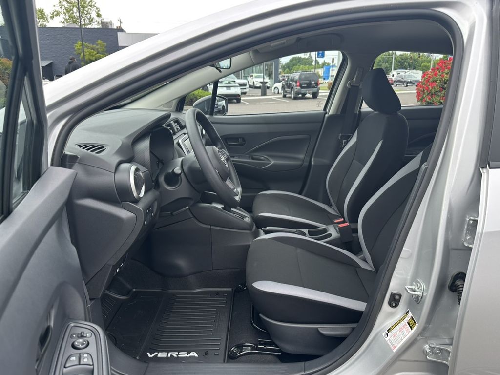 2025 Nissan Versa 1.6 S photo 14
