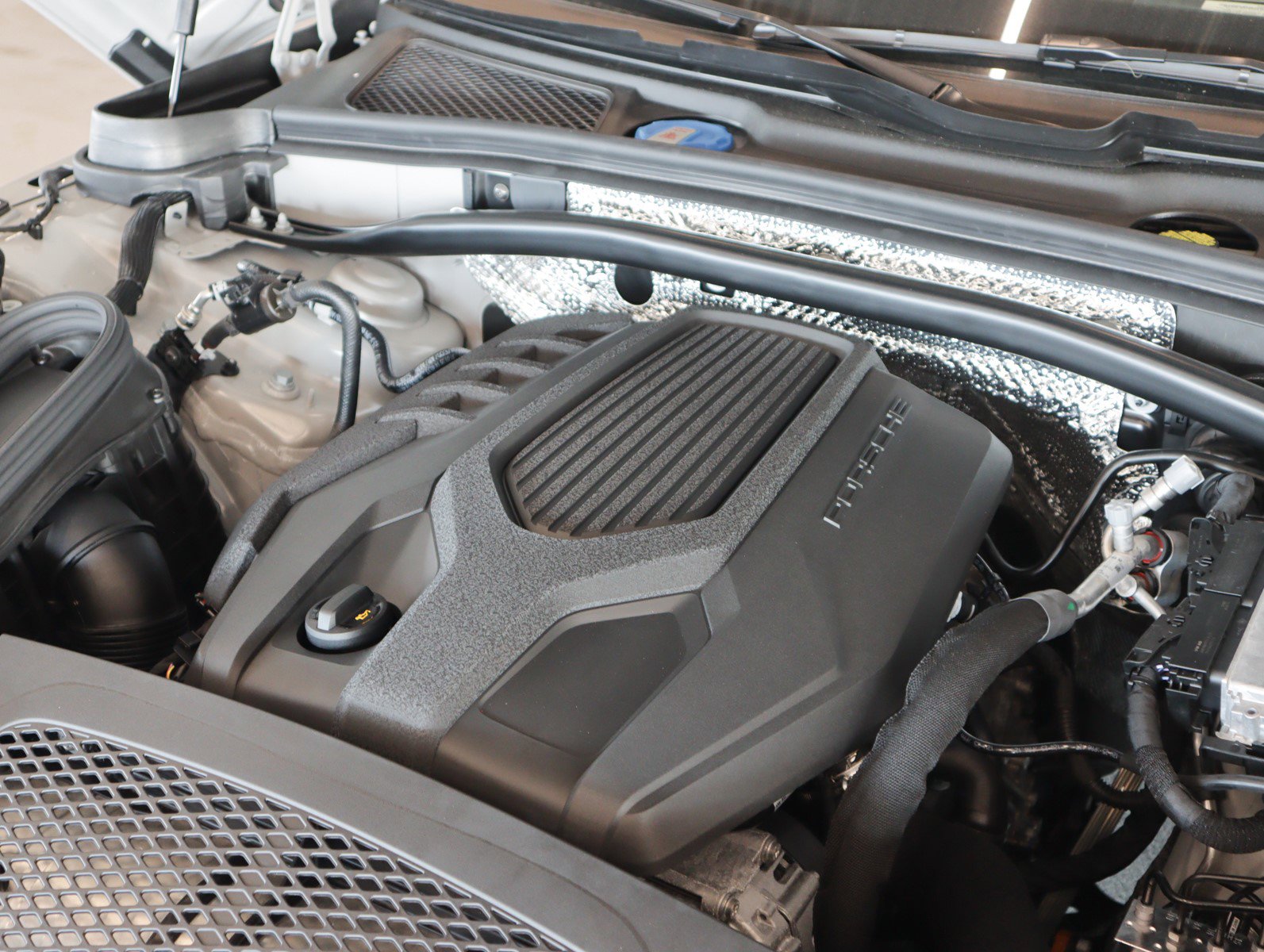 2026 Porsche Macan T photo 27