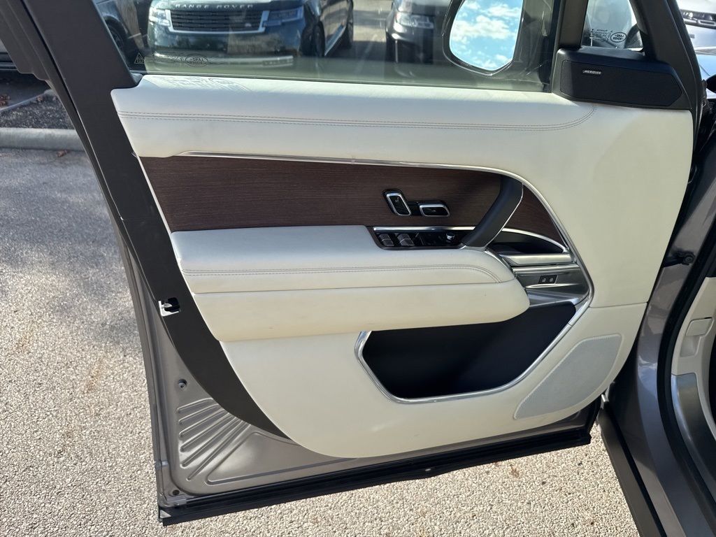2023 Land Rover Range Rover SE photo 13