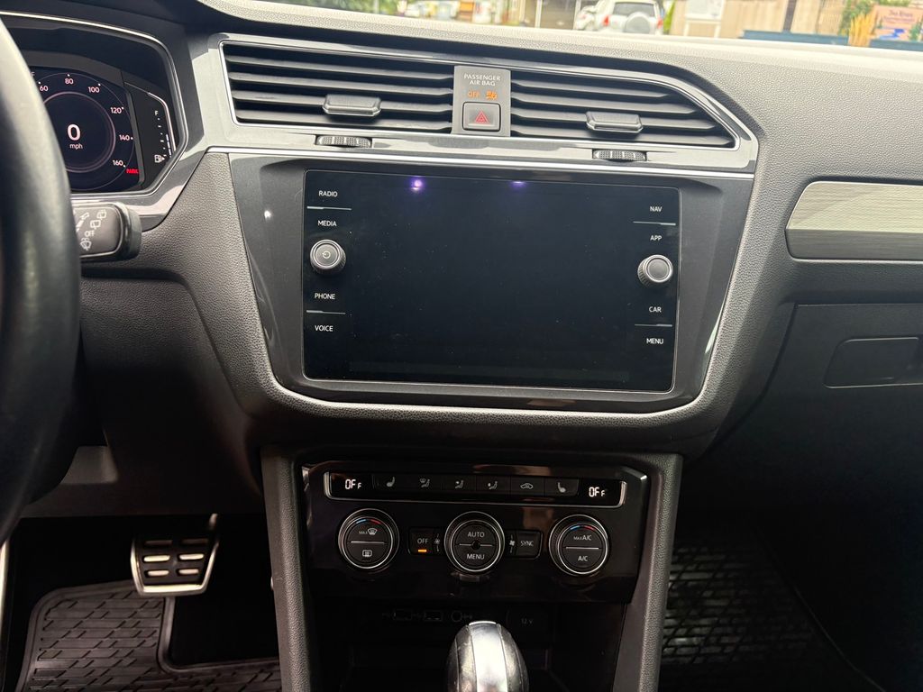 2019 Volkswagen Tiguan SEL R-Line photo 16