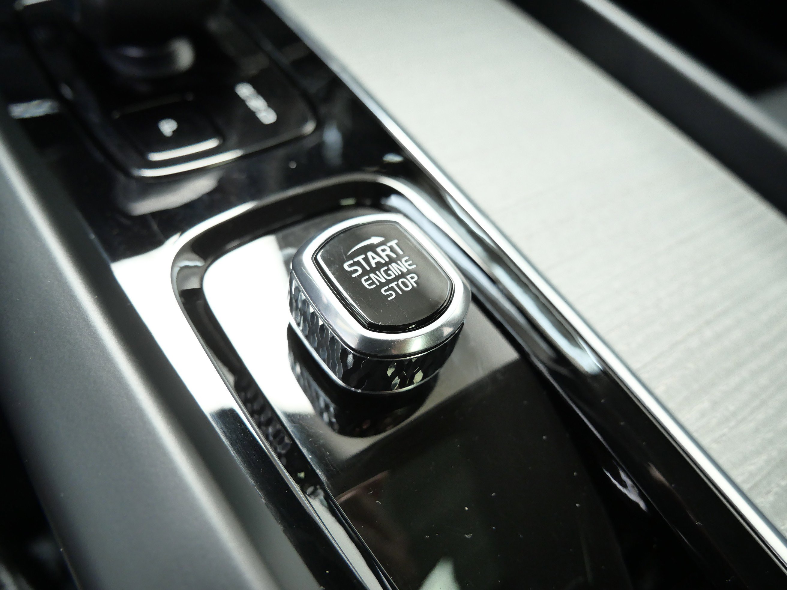 2025 Volvo XC60 Plus photo 22