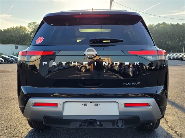 2025 Nissan Pathfinder Platinum photo 2