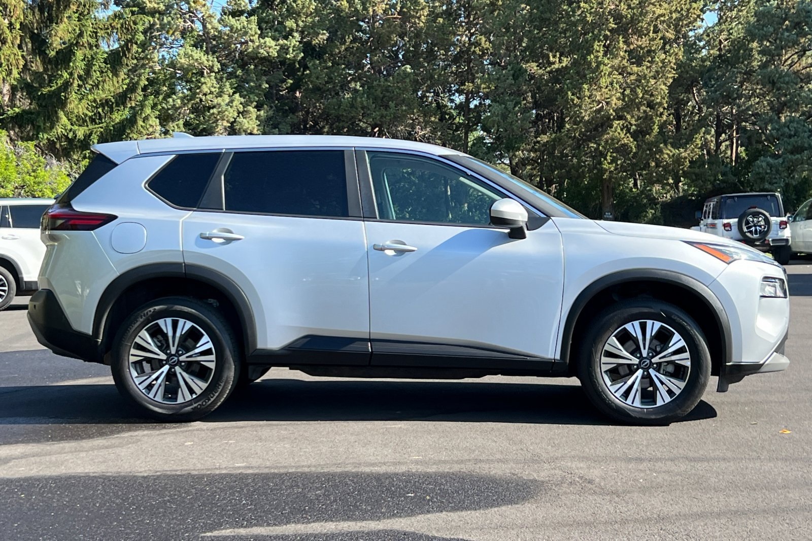 2023 Nissan Rogue SV photo 3