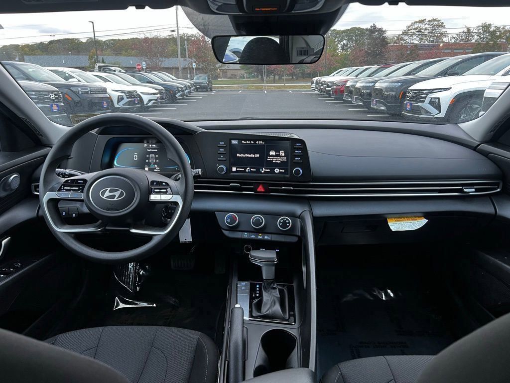 2025 Hyundai Elantra SE photo 4