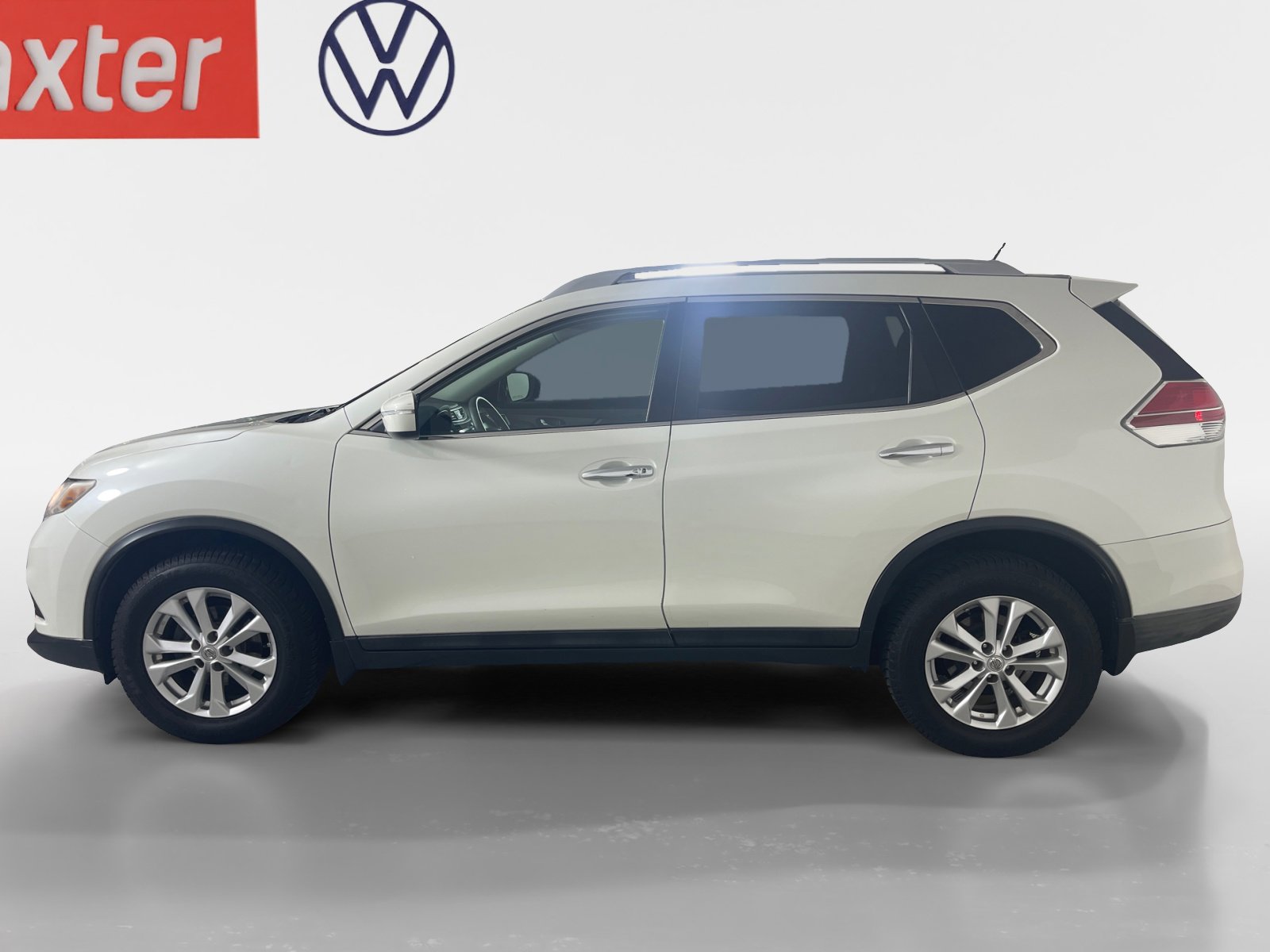 2015 Nissan Rogue SV photo 2