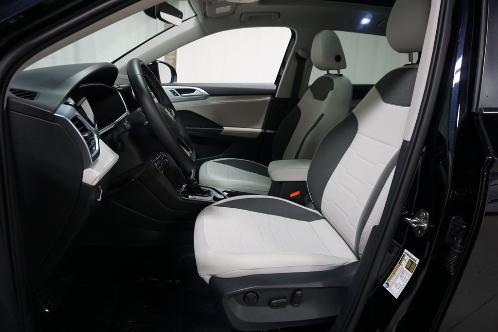 2025 Volkswagen Taos SE photo 13