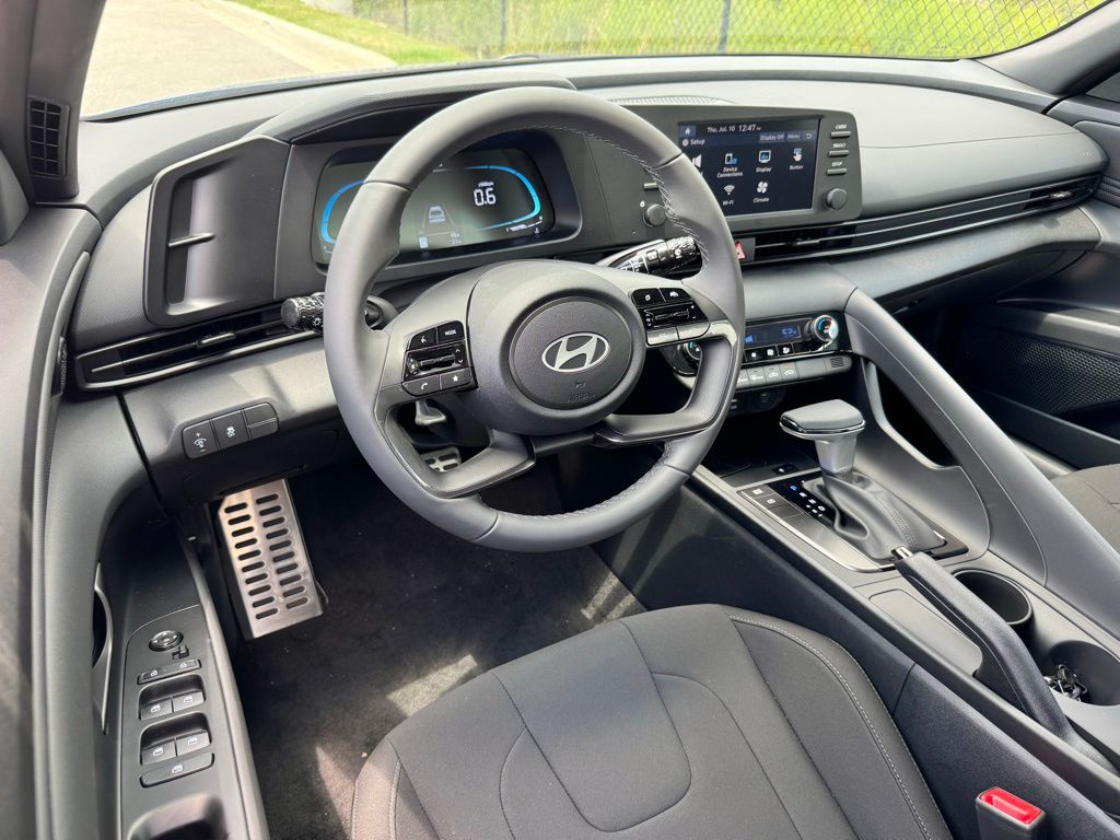 2025 Hyundai Elantra SEL Sport photo 2