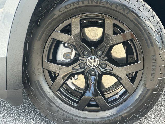 2025 Volkswagen Atlas Peak Edition SE photo 2