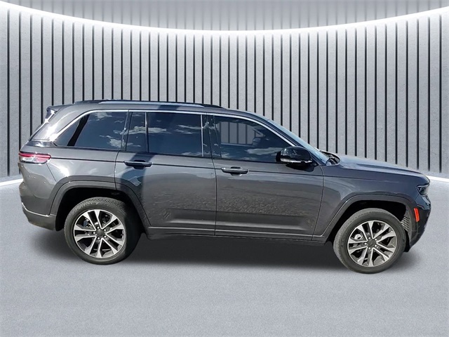 2022 Jeep Grand Cherokee Overland photo 2