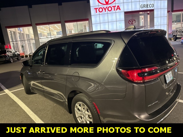 2022 Chrysler Pacifica Touring L photo 2