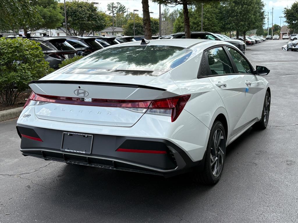 2025 Hyundai Elantra SEL Sport photo 3