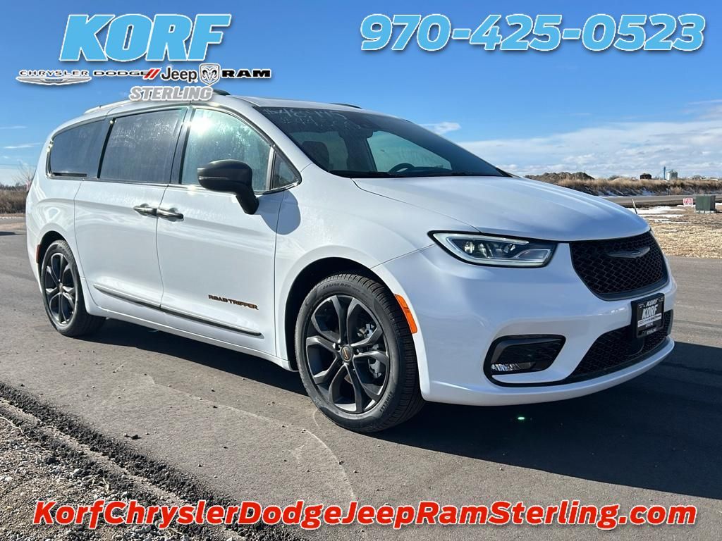 2024 Chrysler Pacifica Touring L photo 3