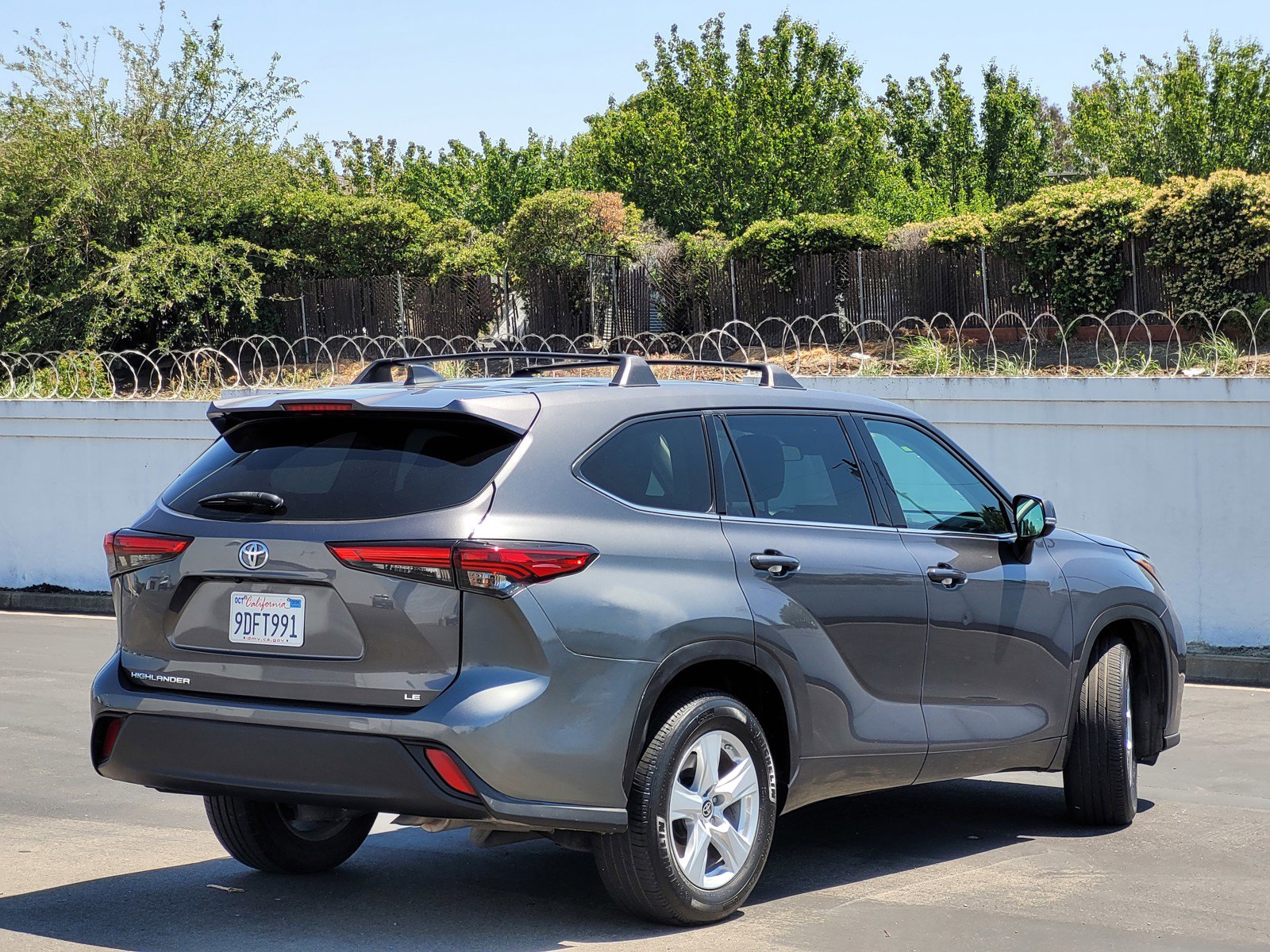 2022 Toyota Highlander LE photo 4