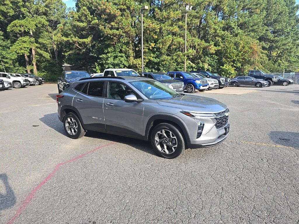 2024 Chevrolet Trax LT photo 2