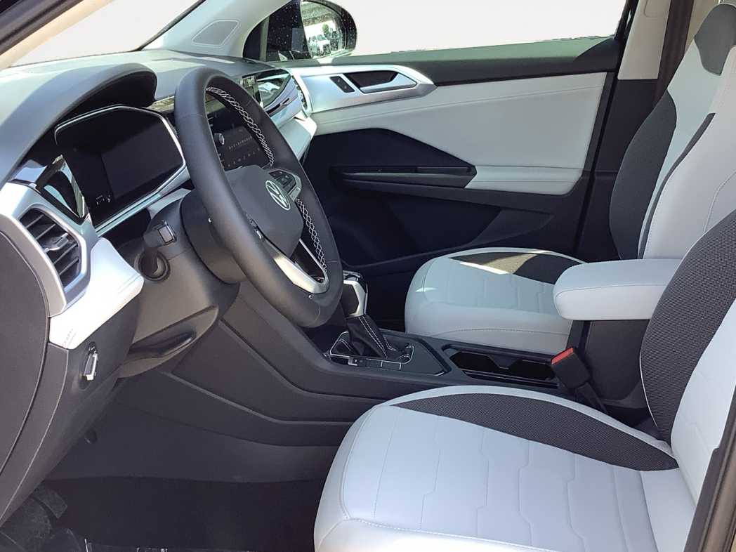 2025 Volkswagen Taos SE photo 19