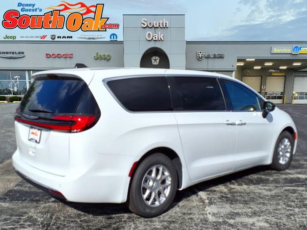 2026 Chrysler Pacifica photo 3