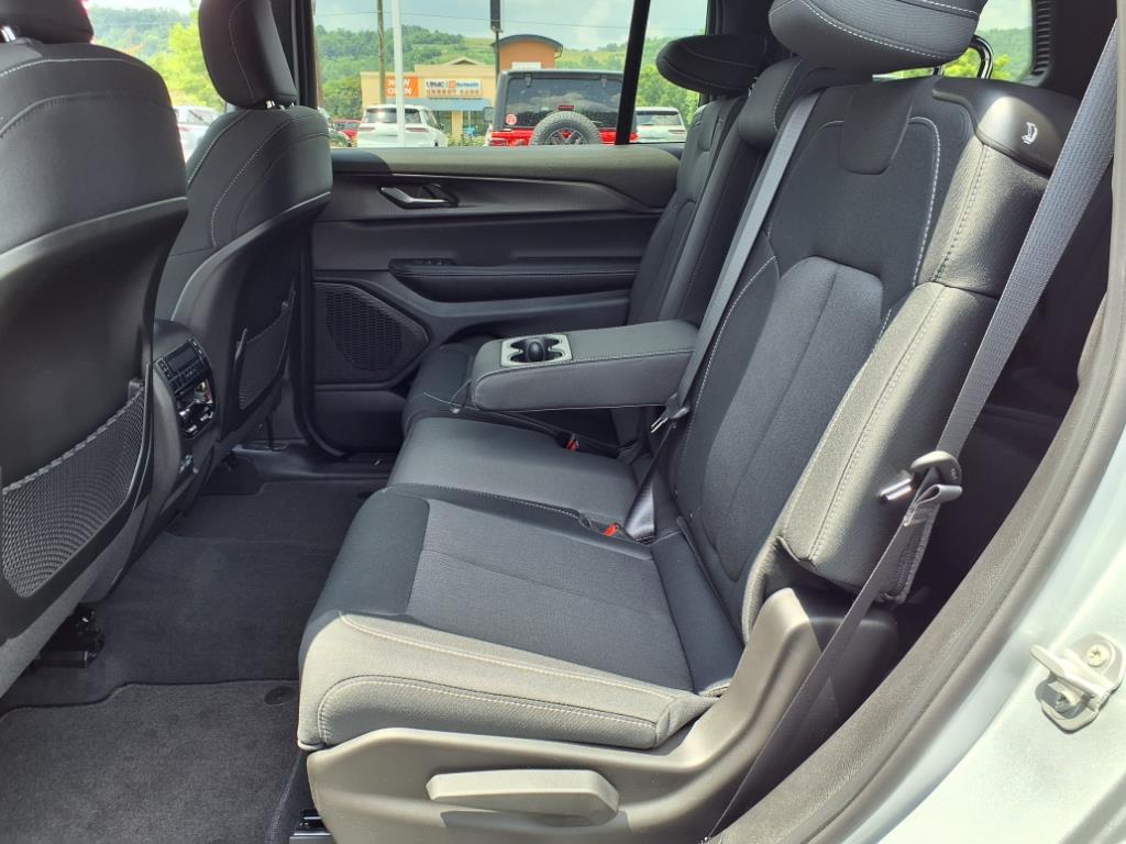 2025 Jeep Grand Cherokee Laredo photo 4
