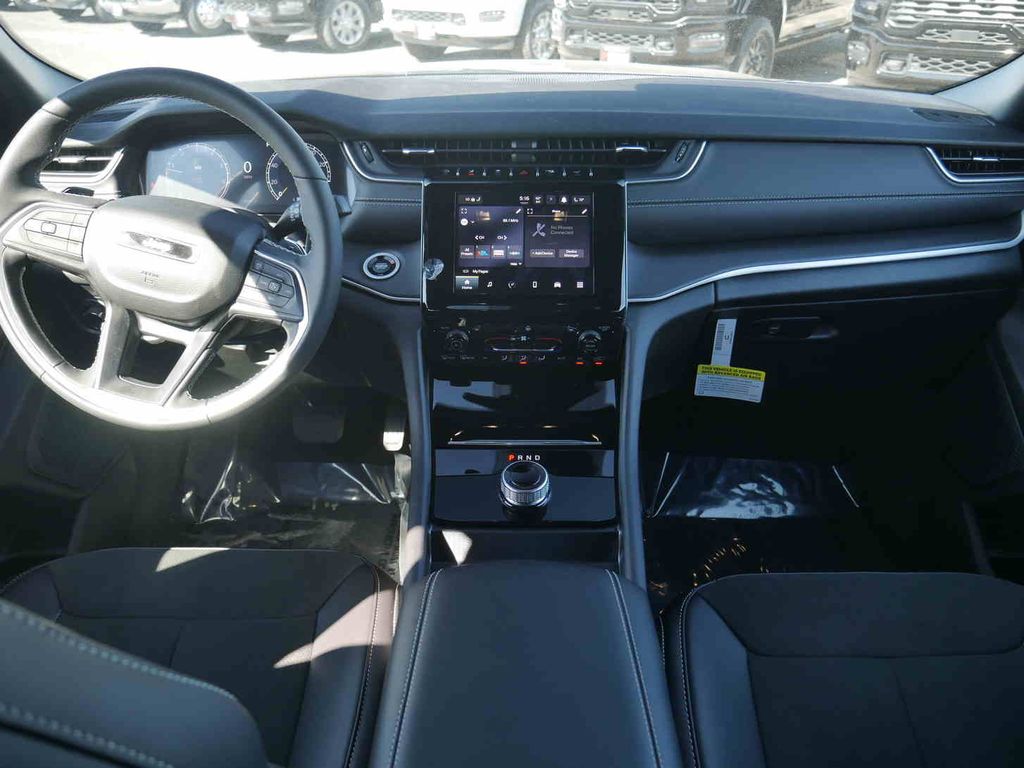 2025 Jeep Grand Cherokee Altitude photo 2