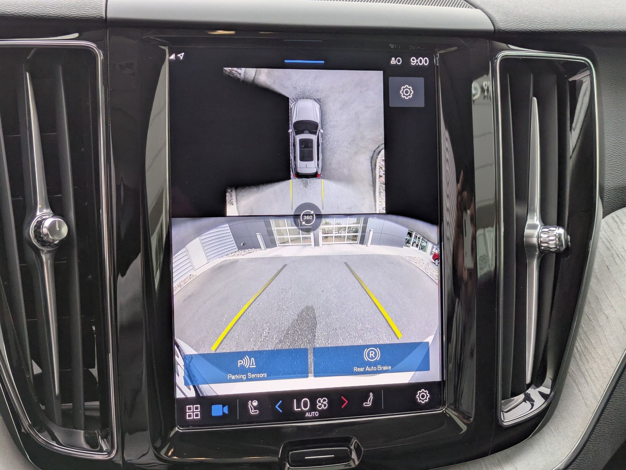 2025 Volvo XC60 Plus photo 19