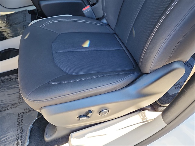 2022 Chrysler Voyager LX photo 11