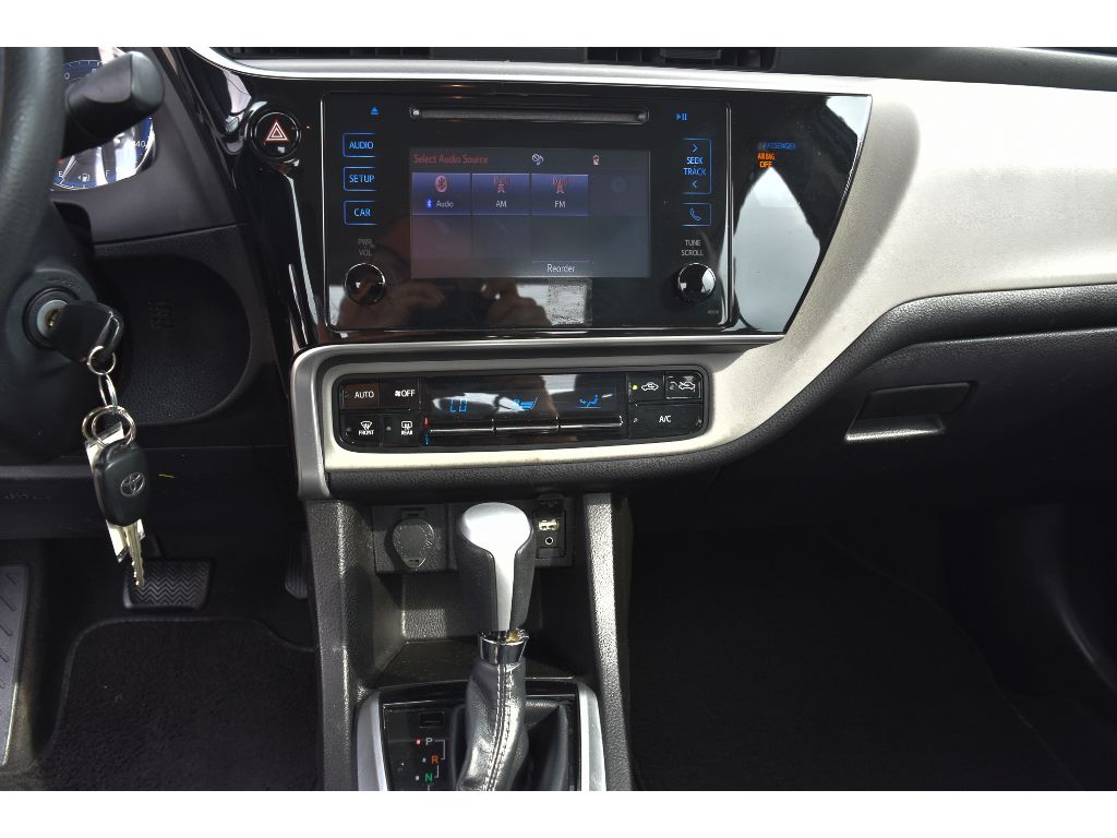 2019 Toyota Corolla LE photo 18