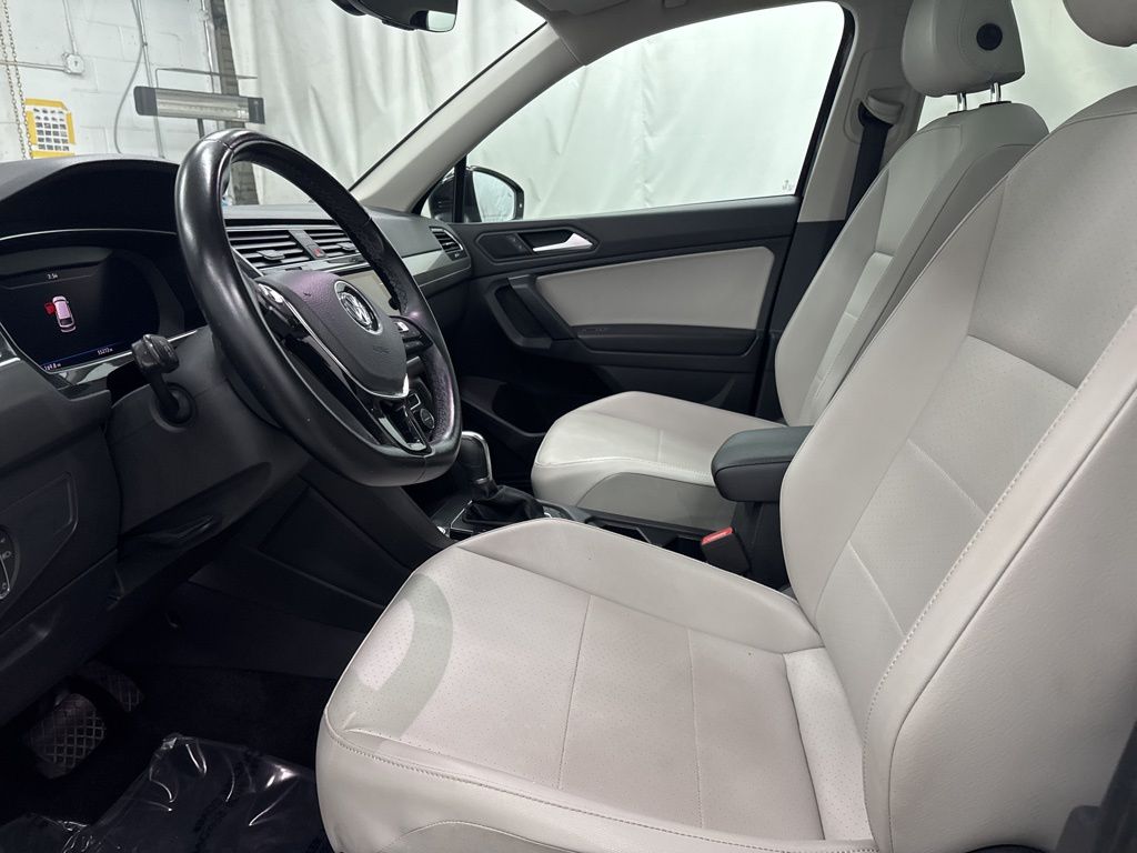 2019 Volkswagen Tiguan SEL R-Line photo 12