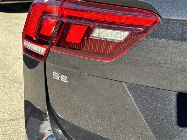 2022 Volkswagen Tiguan SE R-Line Black photo 5