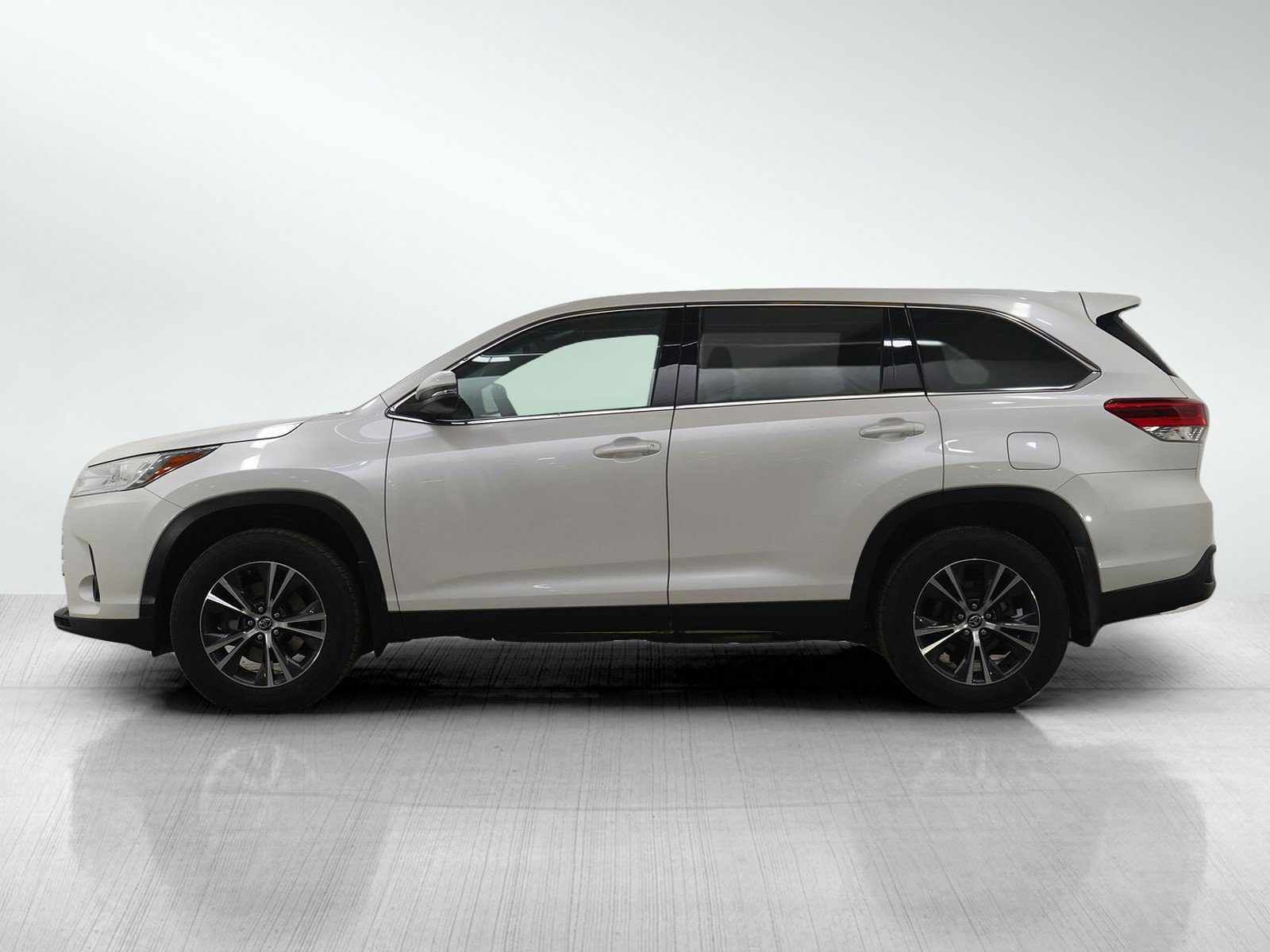 Used 2019 Toyota Highlander LE with VIN 5TDBZRFH1KS968687 for sale in Wayzata, Minnesota