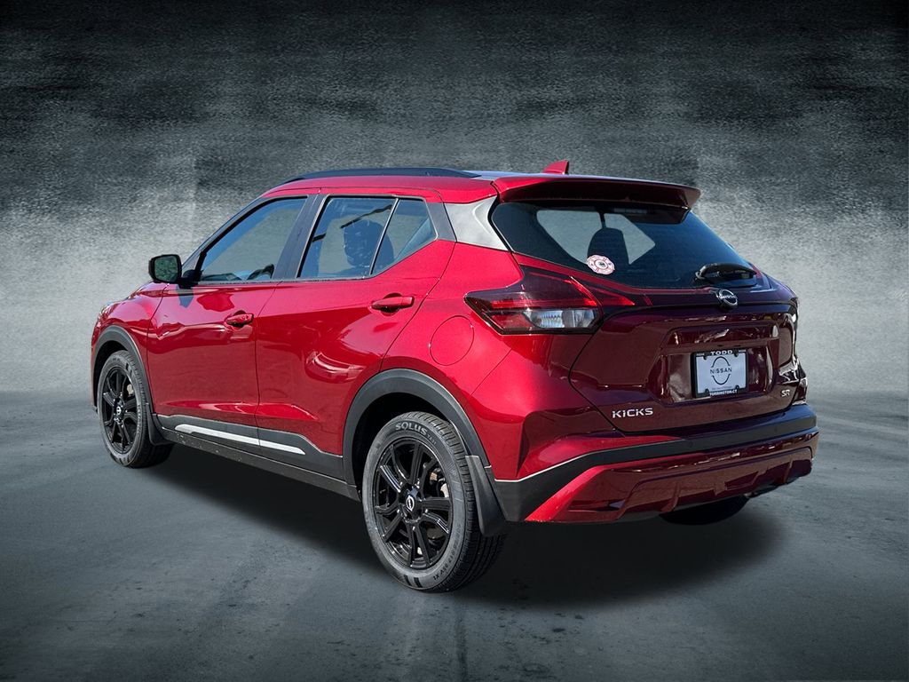 2022 Nissan Kicks SR photo 2