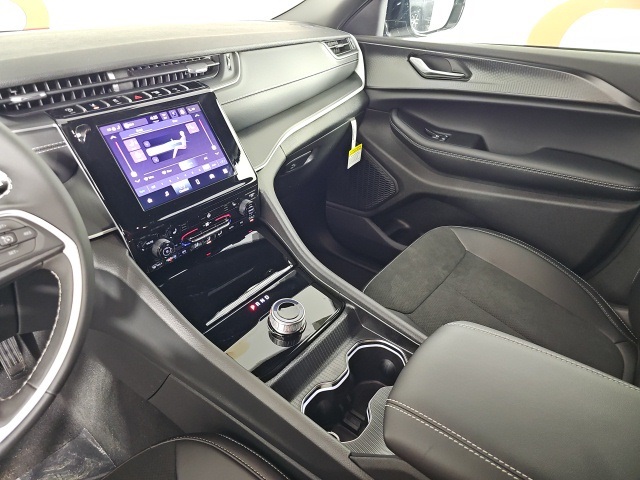 2025 Jeep Grand Cherokee Altitude photo 20