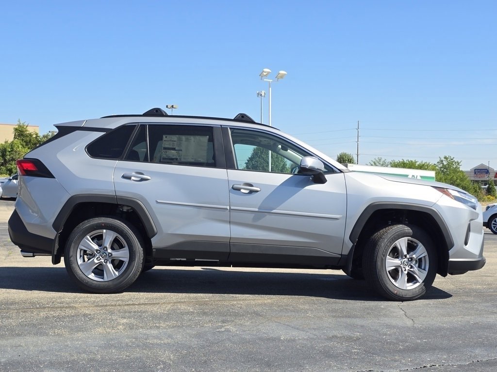 2025 Toyota RAV4 XLE photo 21