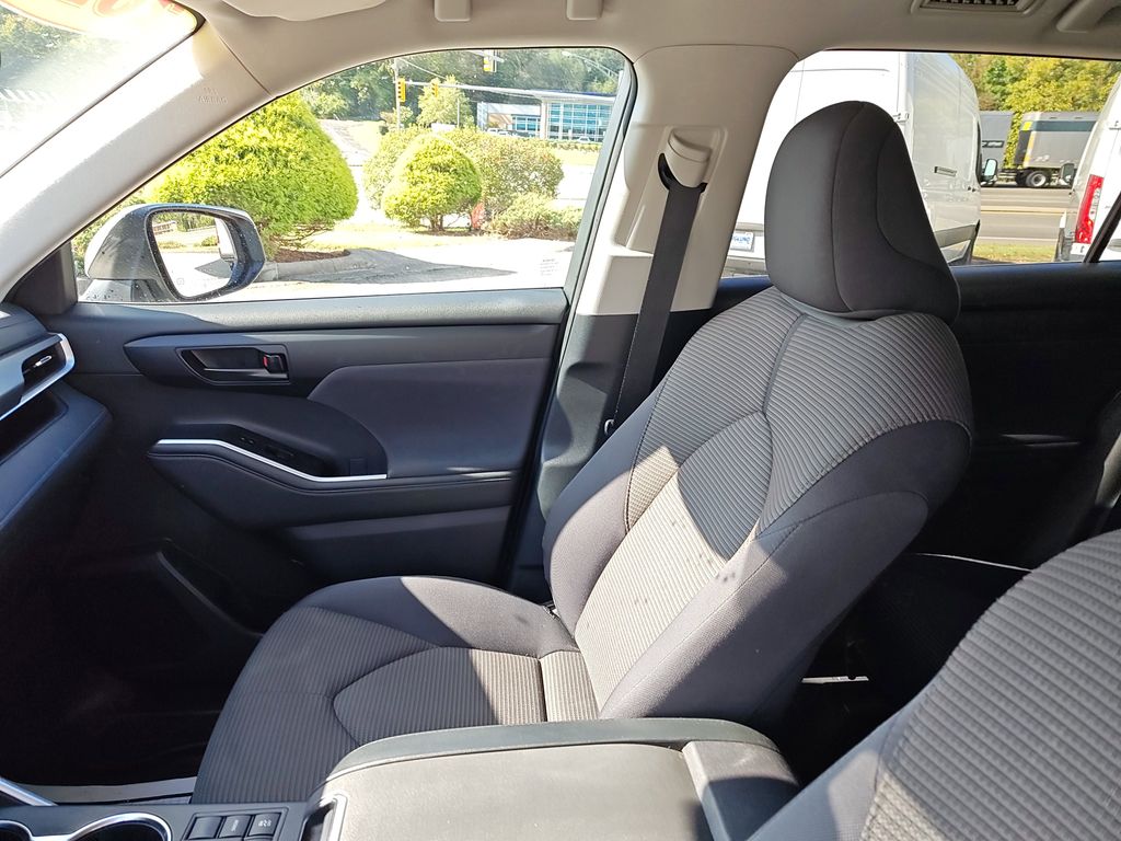 2023 Toyota Highlander LE photo 27