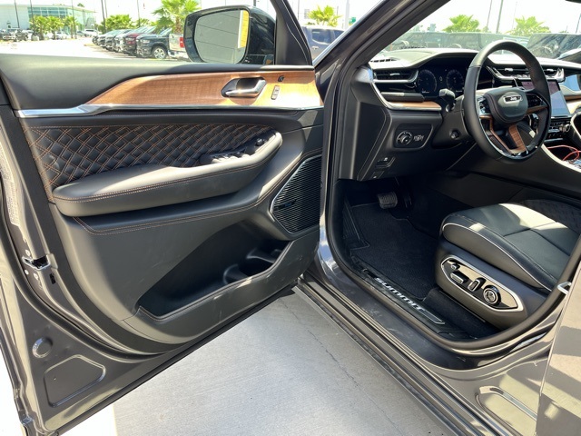2025 Jeep Grand Cherokee Summit Reserve photo 14