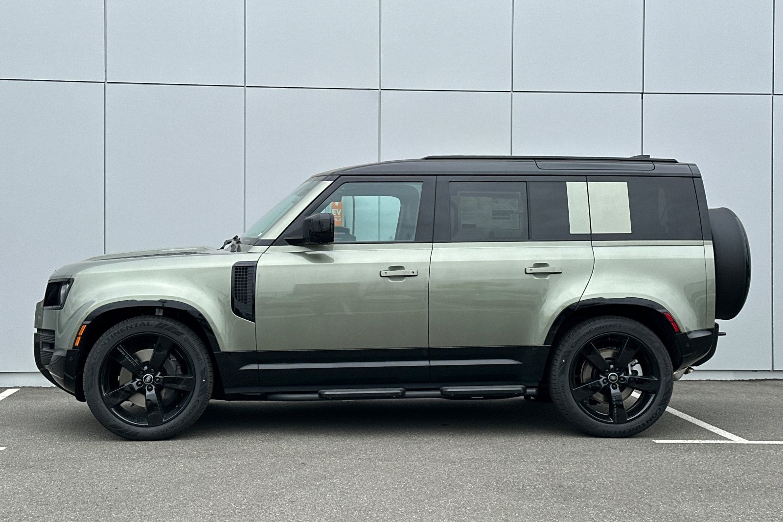 2025 Land Rover Defender 110 X-Dynamic SE photo 3