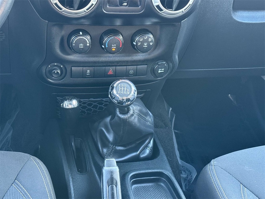 2017 Jeep Wrangler Unlimited Sahara photo 21