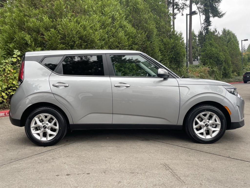 2023 Kia Soul LX photo 3