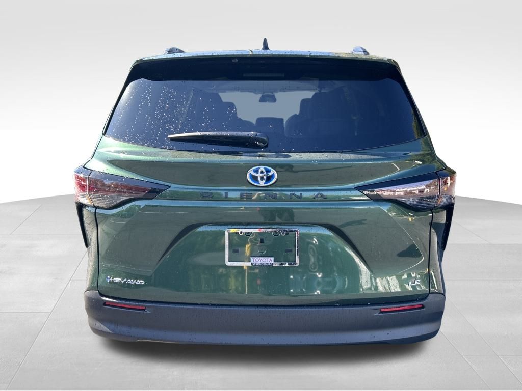 2025 Toyota Sienna LE photo 4