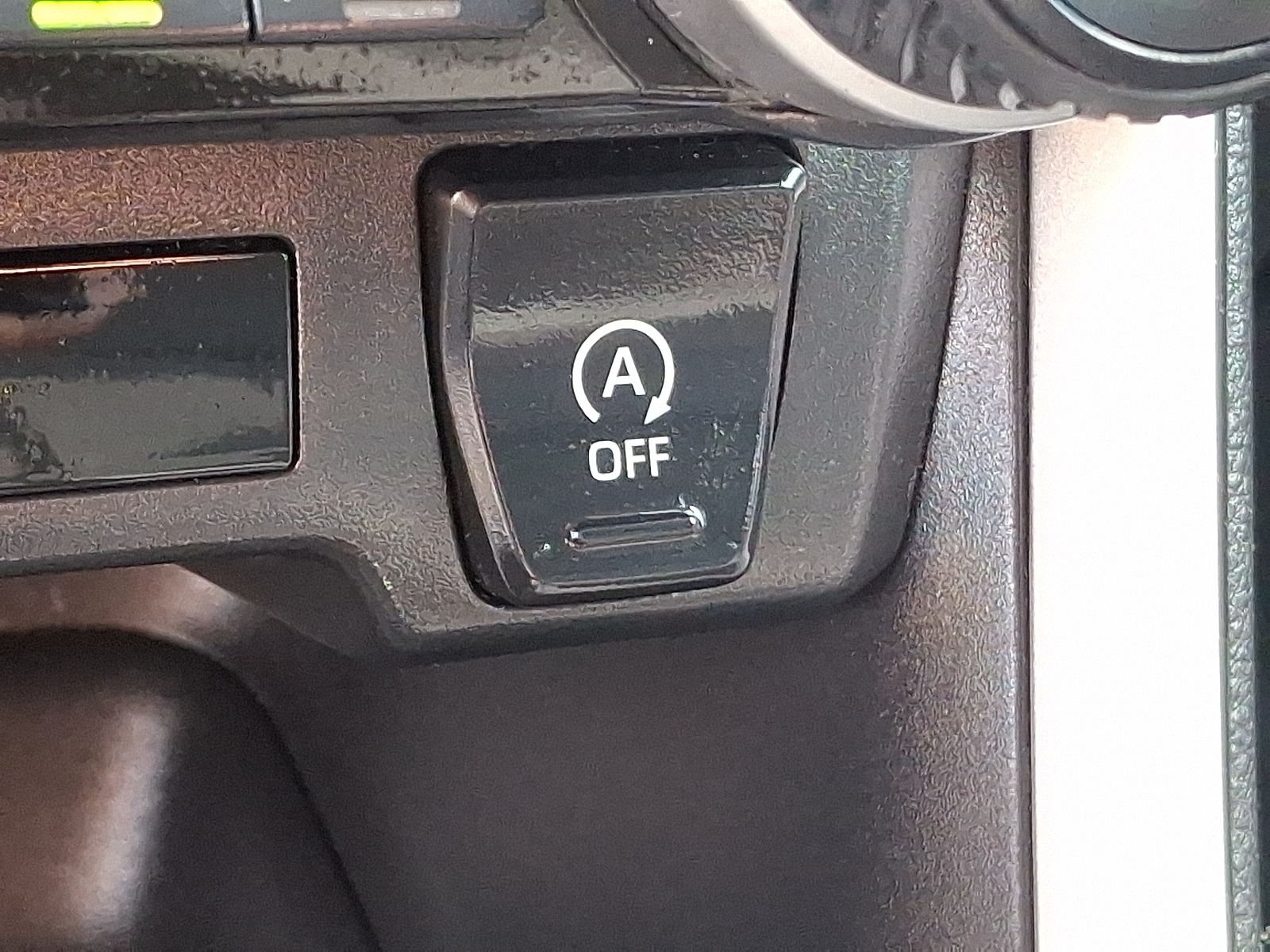 2022 Toyota RAV4 LE photo 23