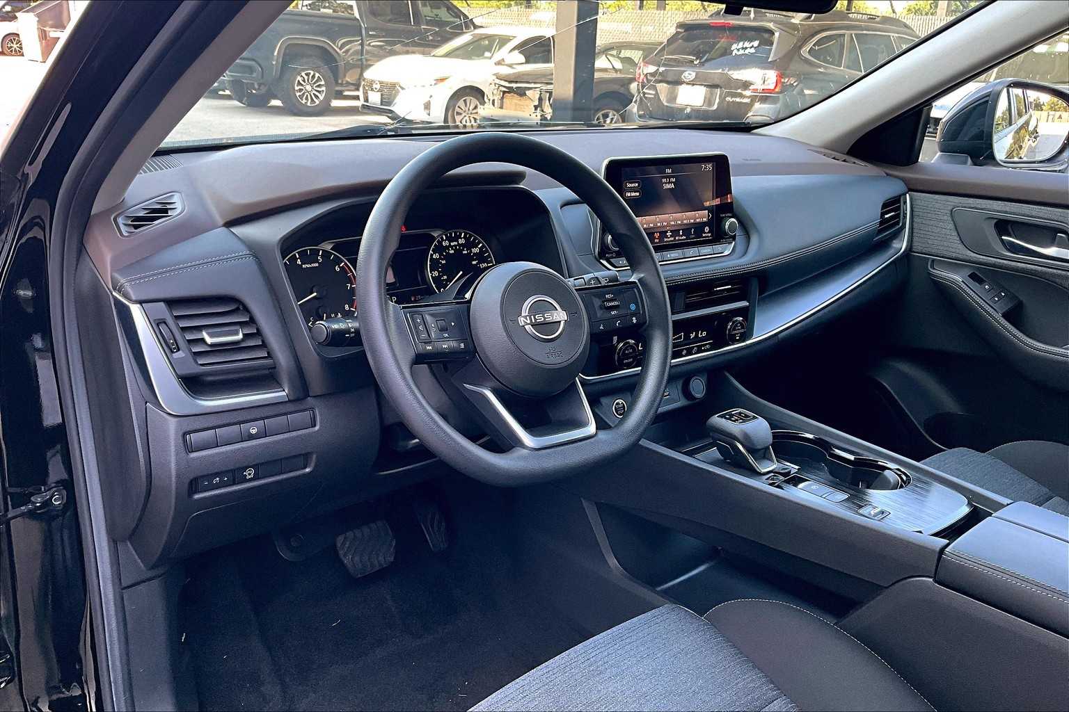 2023 Nissan Rogue SV photo 16