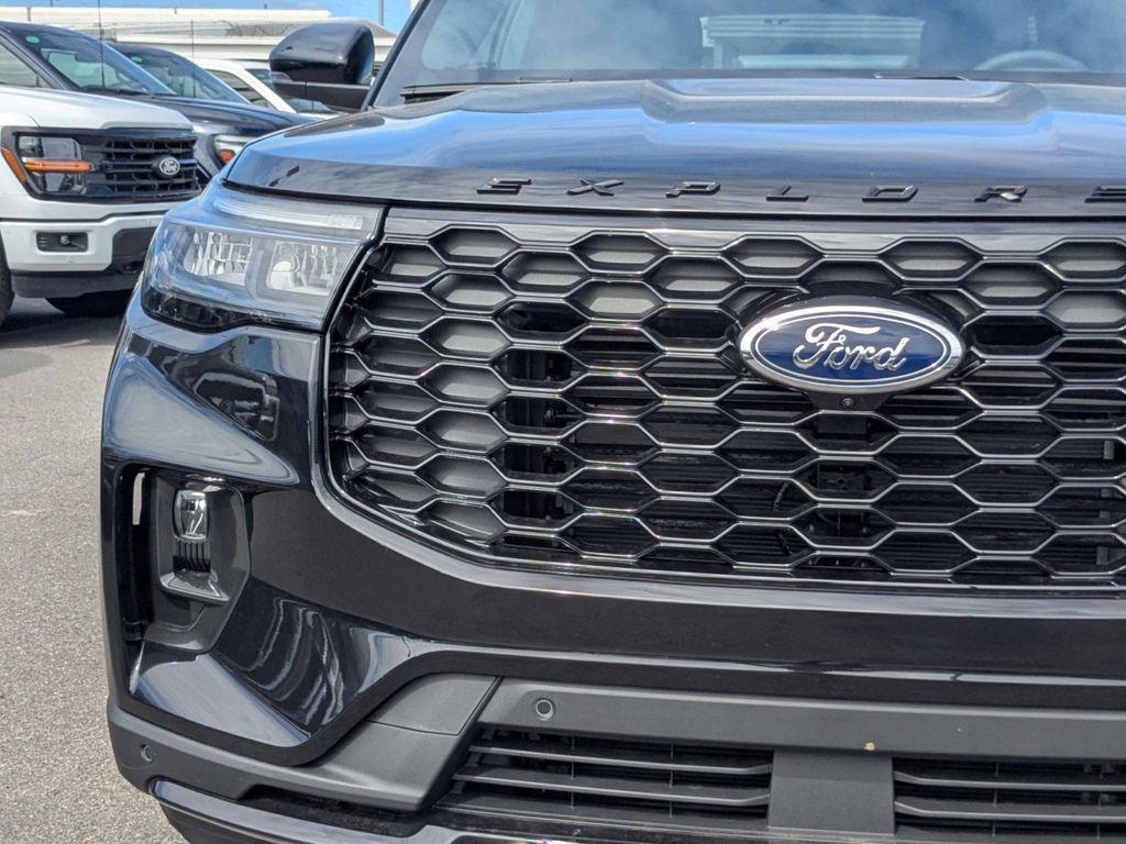 2025 Ford Explorer ST-Line photo 10