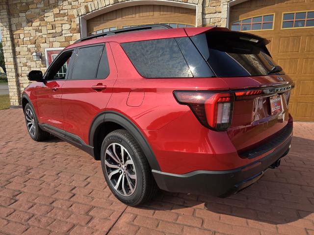 2025 Ford Explorer ST-Line photo 5