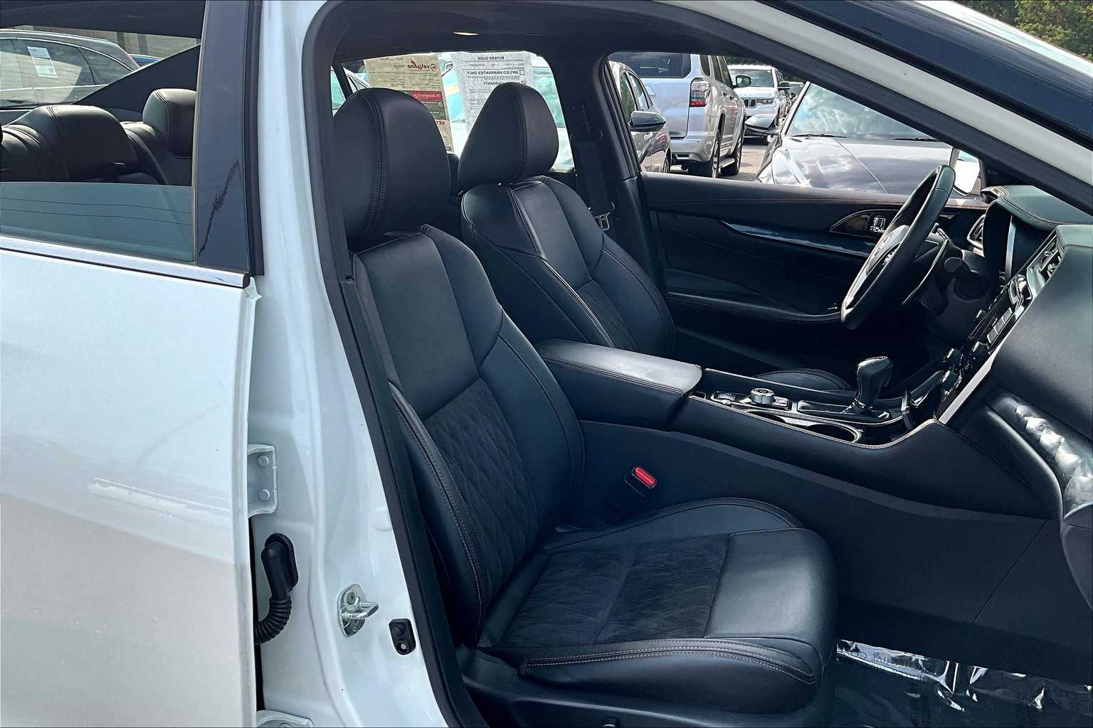 2023 Nissan Maxima SR photo 8