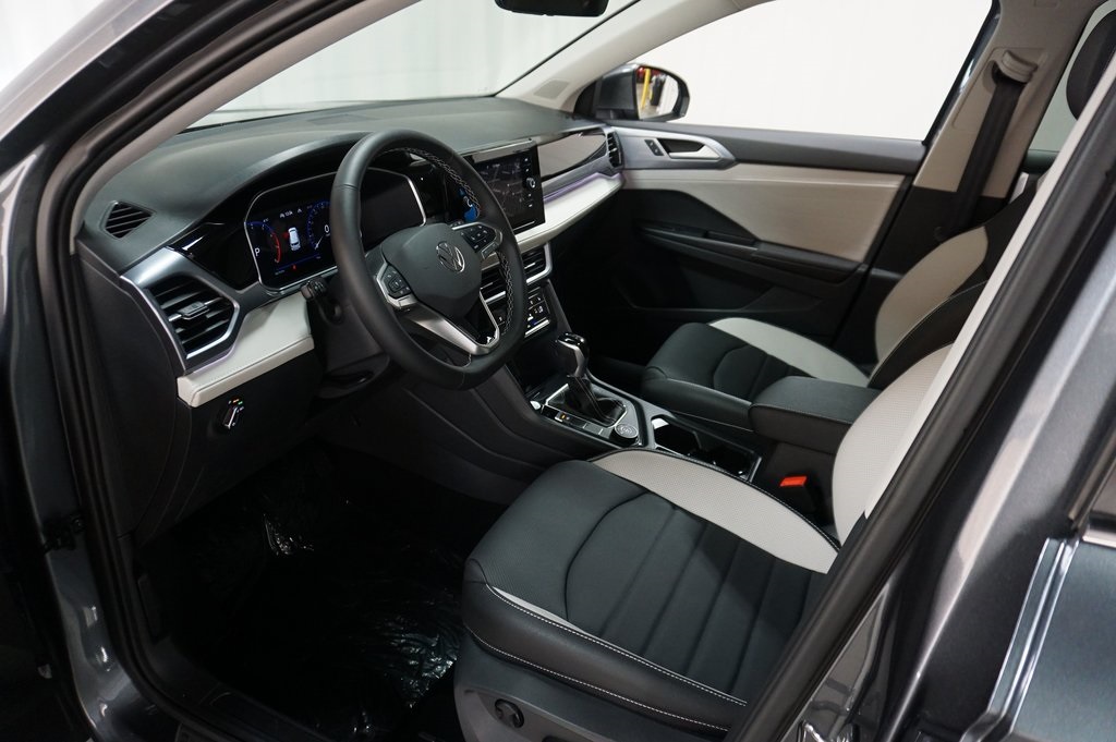 2025 Volkswagen Taos SEL photo 7
