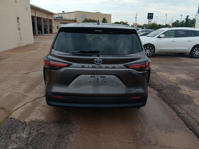 2021 Toyota Sienna XLE photo 3