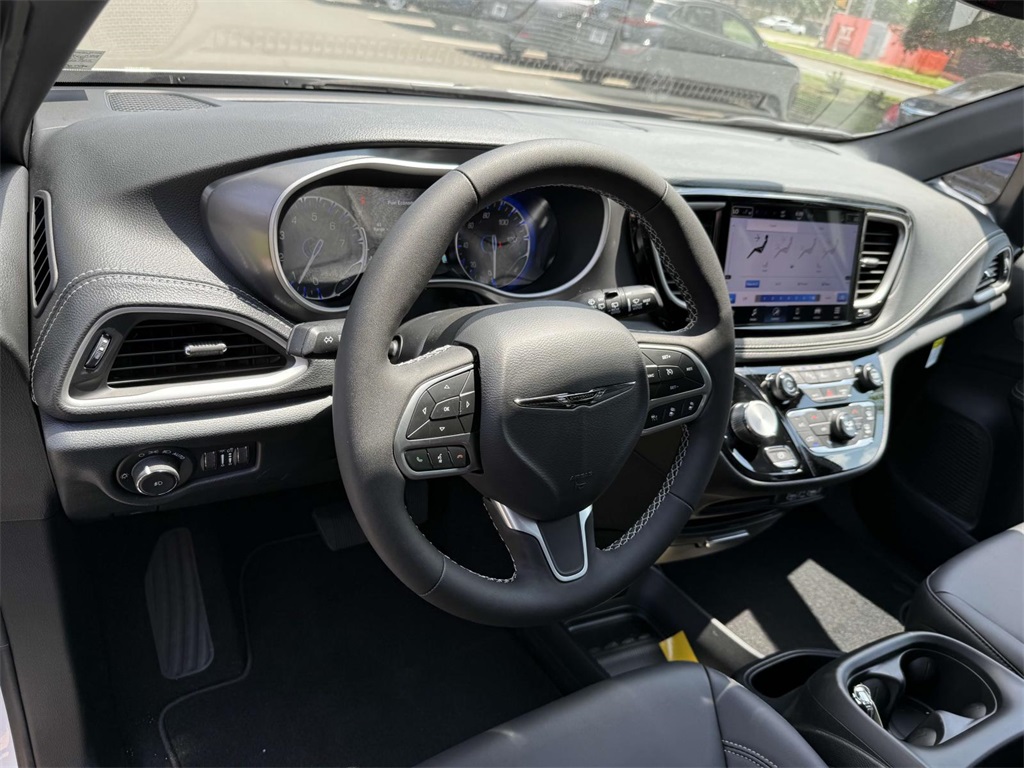 2025 Chrysler Pacifica photo 2