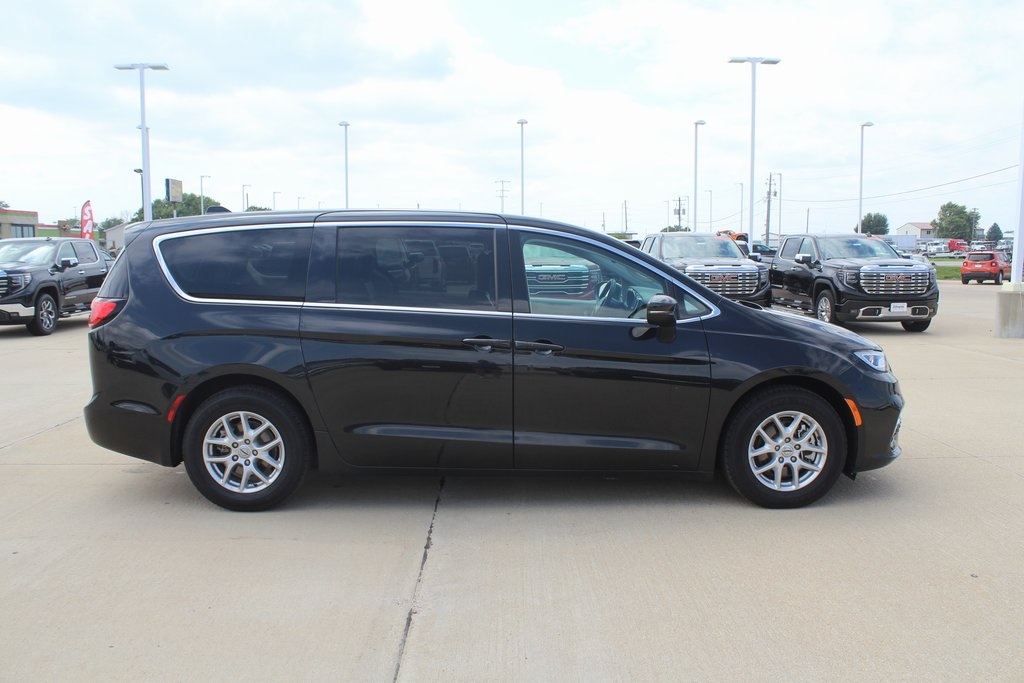 2023 Chrysler Pacifica Touring L photo 2