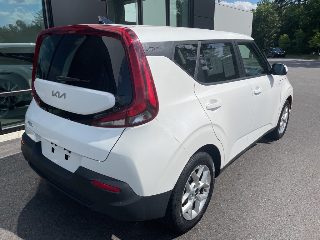 2022 Kia Soul LX photo 3