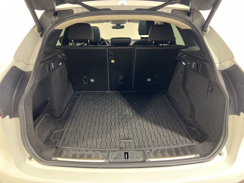 2019 Jaguar F-PACE Premium photo 26